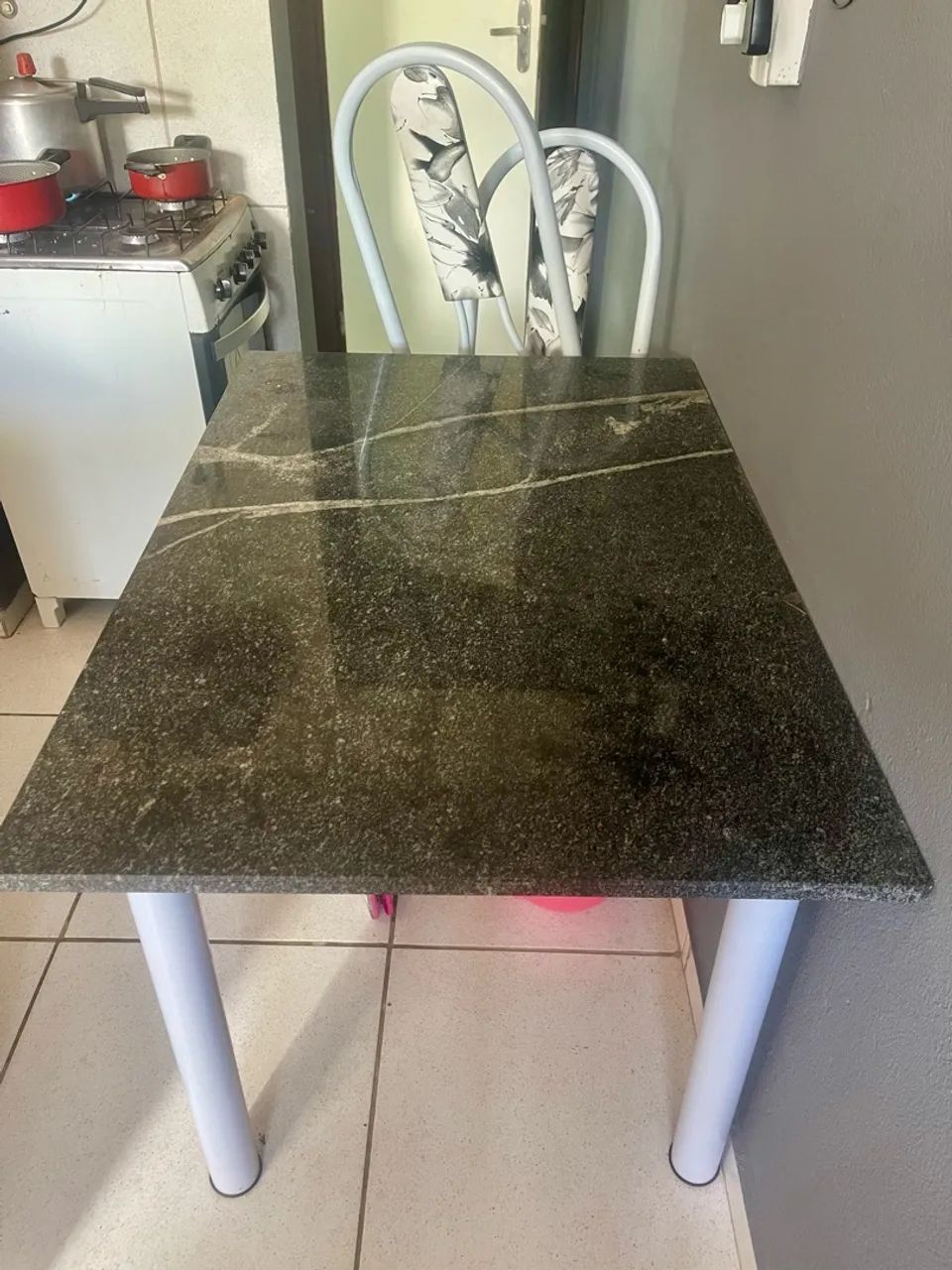 Vendo mesa +4 cadeiras 