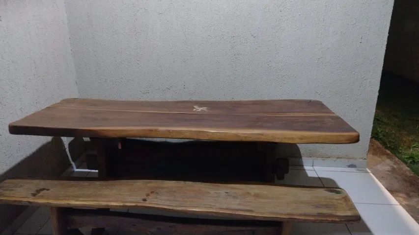 Mesa de madeira maciça com dois bancos  - Foto 2