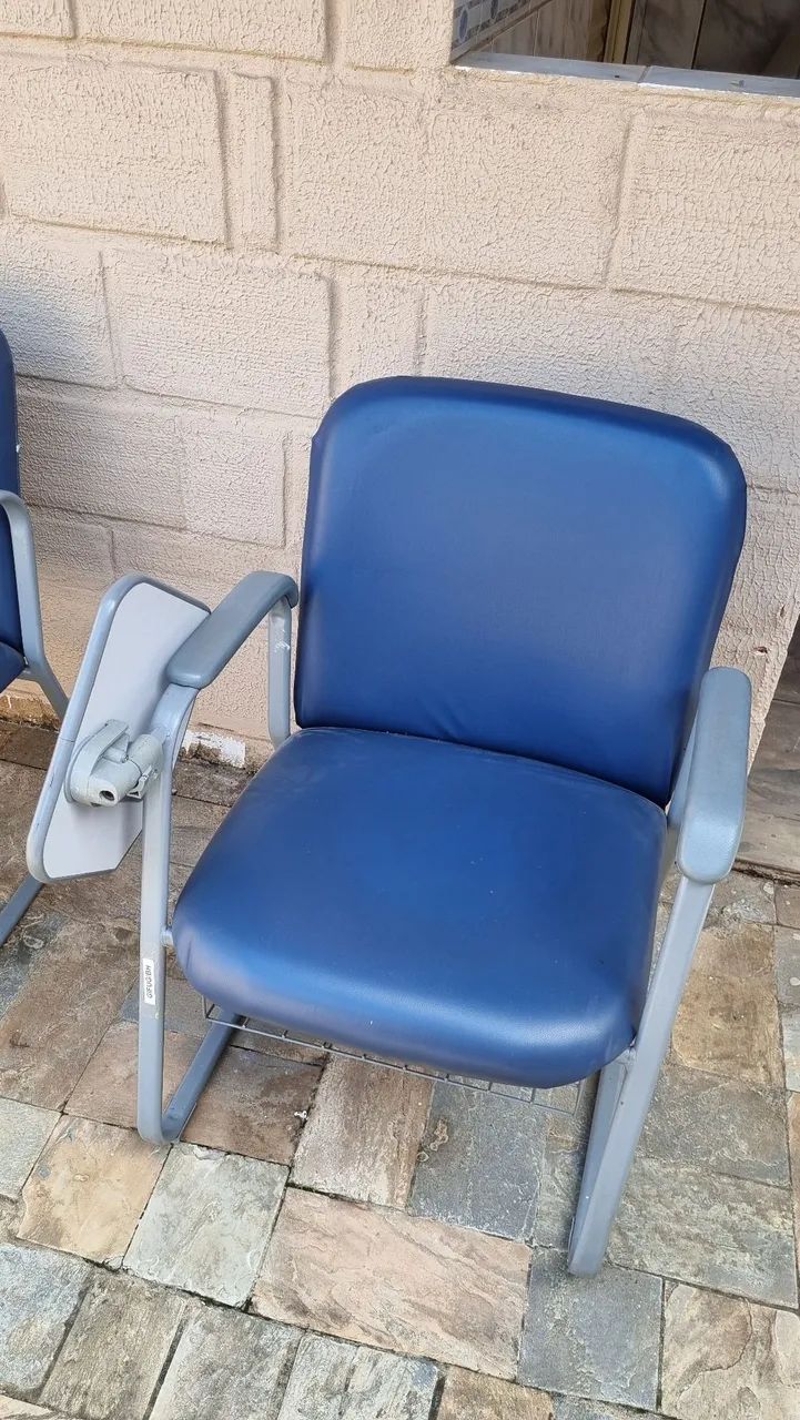 Cadeiras estofadas com prancheta dobrável - Foto 2
