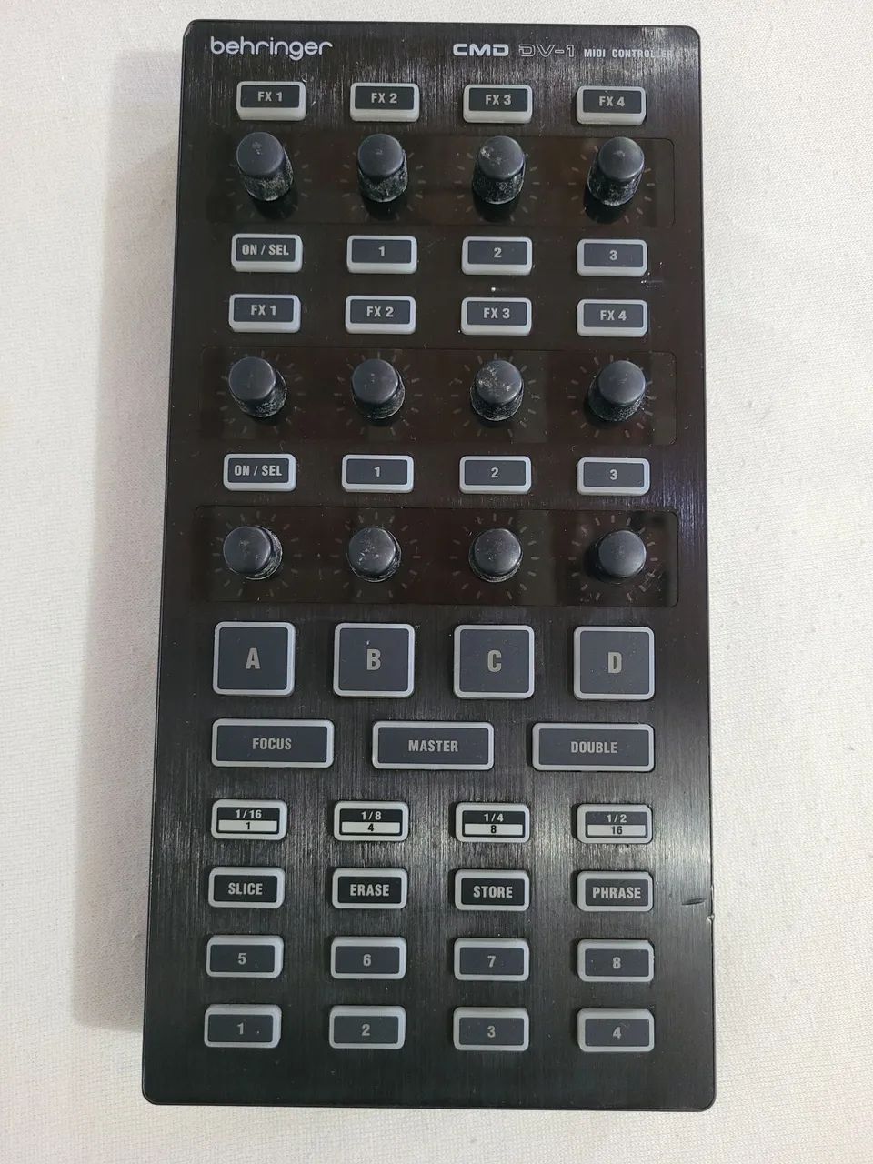 Kit Controladores MIDI Behringer CMD LC-1 + CMD DV-1 (Ableton, Traktor, Luzes) - Foto 2