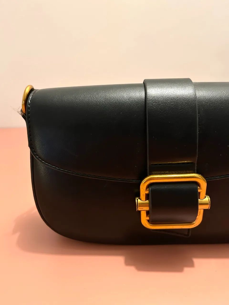 Bolsa preta de couro sintético e detalhes em dourado - Foto 3