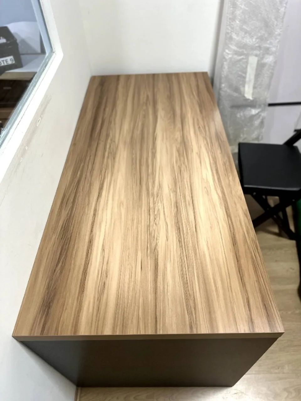 mesa de escritorio grande  com base em madeira , excelente estado  - Foto 4