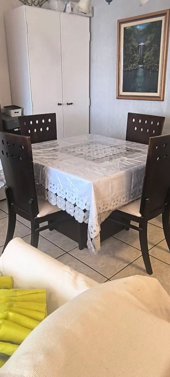 Sala de jantar ( 4 cadeiras de cortesia)