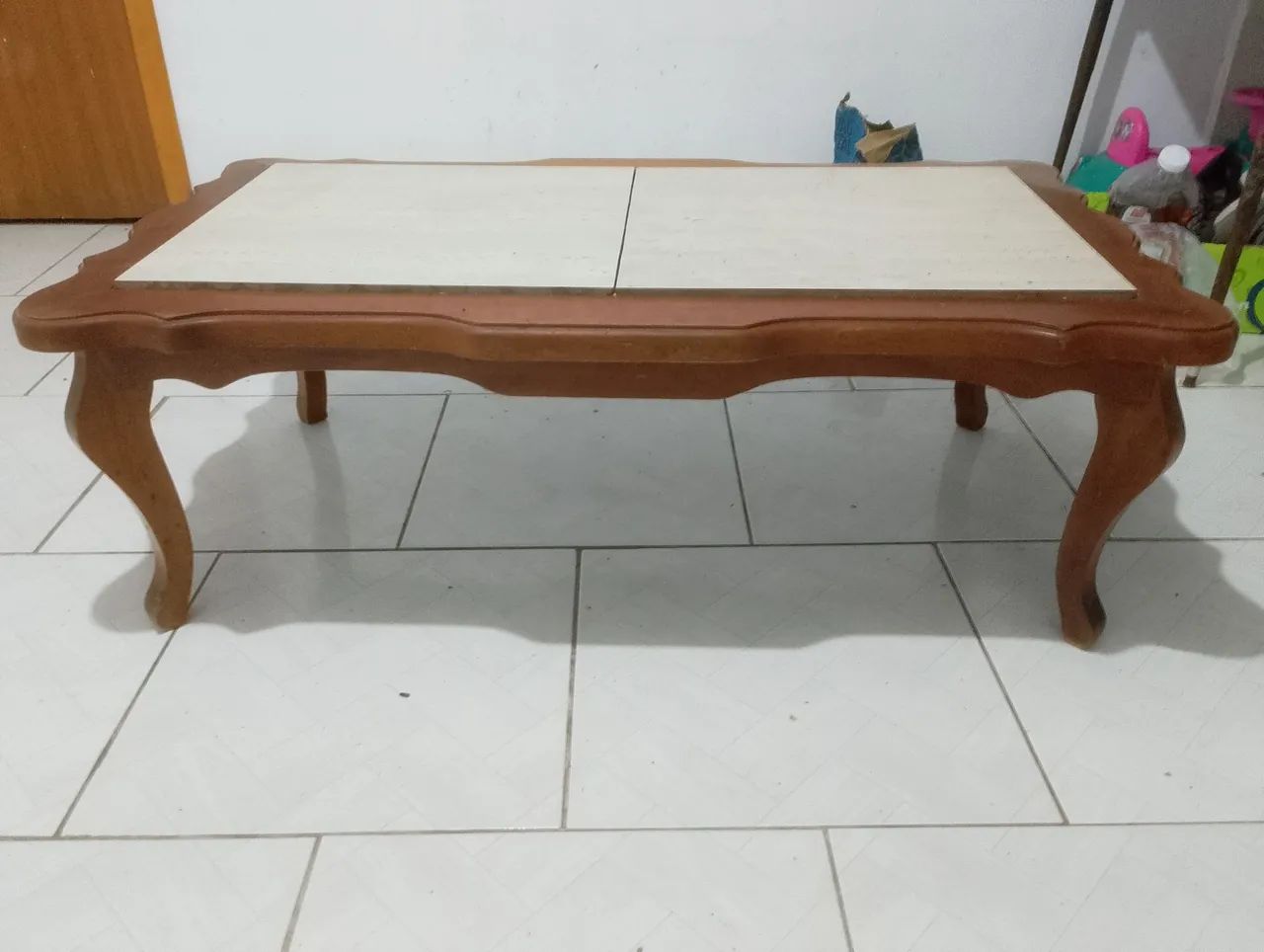 Mesa de Centro Clássica em Madeira com Pés Curvados (120x61cm)