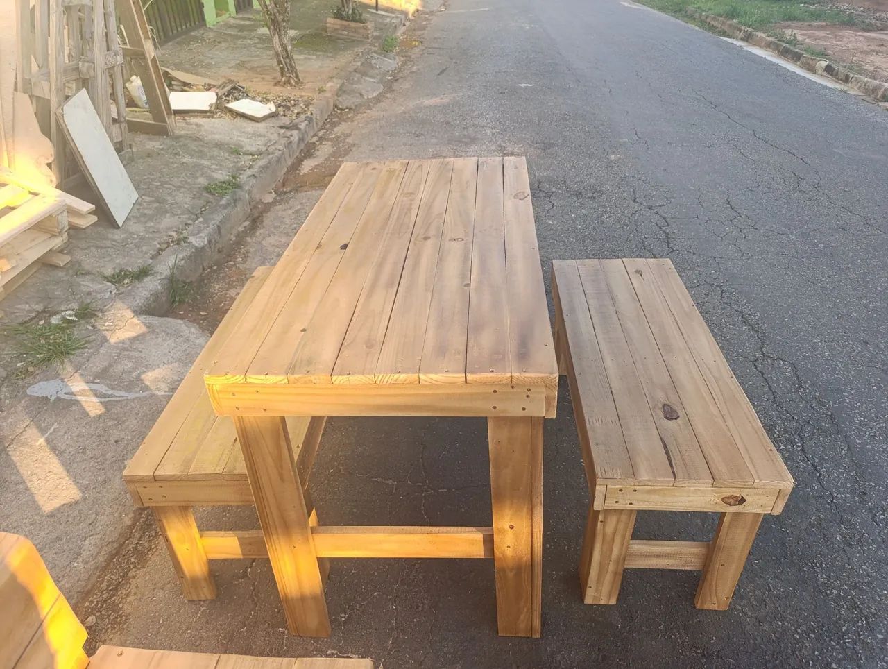 Mesa rústica com 2 bancos 