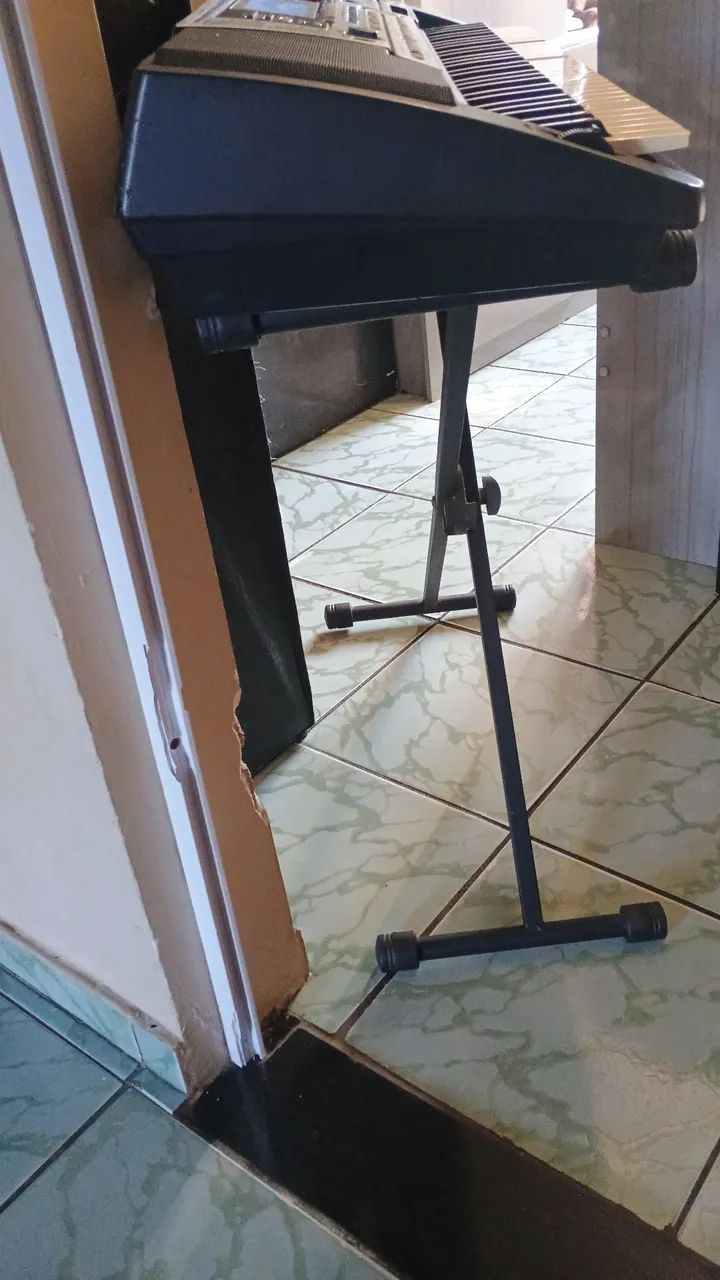 Teclado Yamaha PSR-550 e suporte - Instrumentos musicais - Jardim