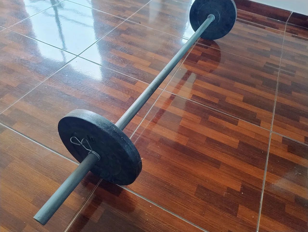 02 HALTERES 10KG + BARRA - Foto 4