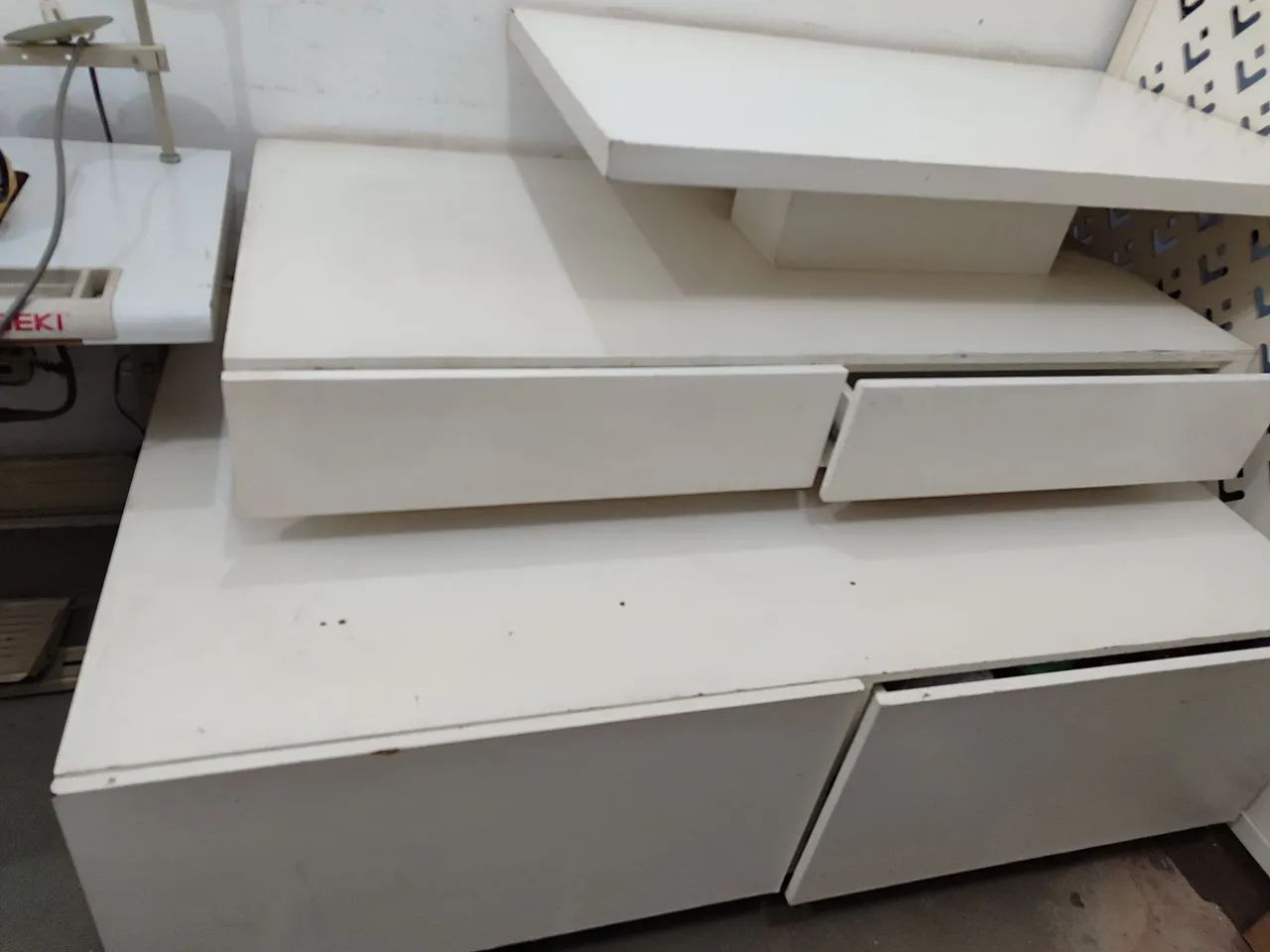 Mesa com gaveta