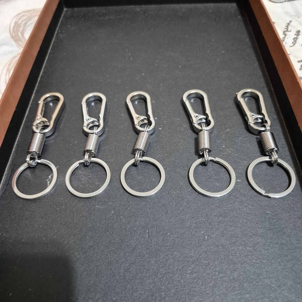 Chaveiro de metal com mosquetão com mola intermediária 