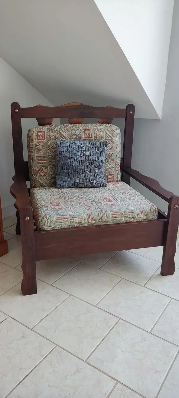 Poltrona madeira embuia maciça 