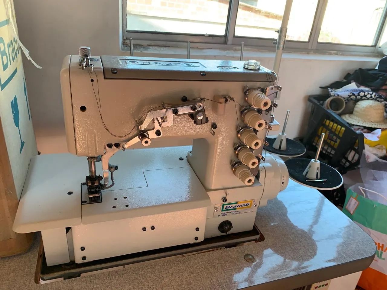 Máquina Overloque Industrial Bracob BC 5000 com Mesa e Motor