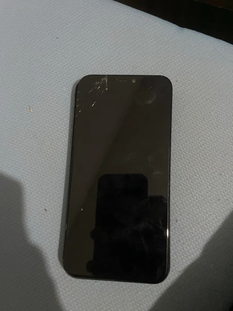 Celular iPhone 11 com placa estragada não liga 
