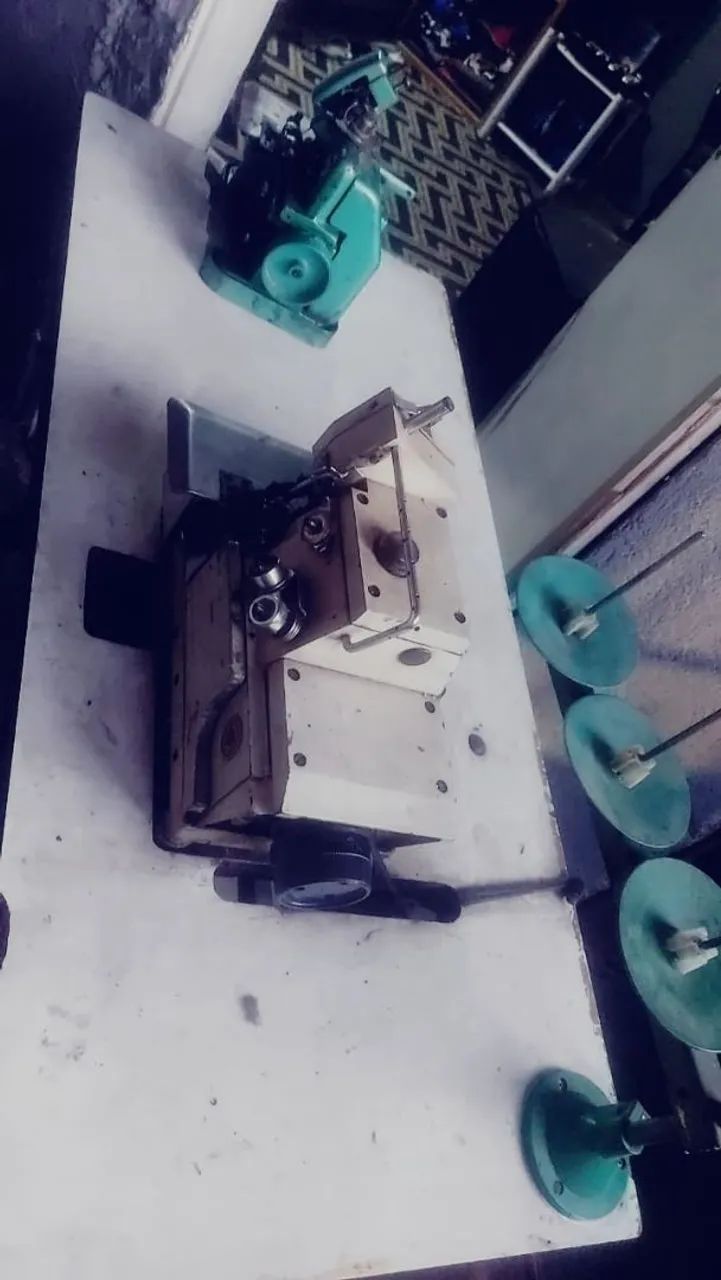 Overlok  as duas com mesa 