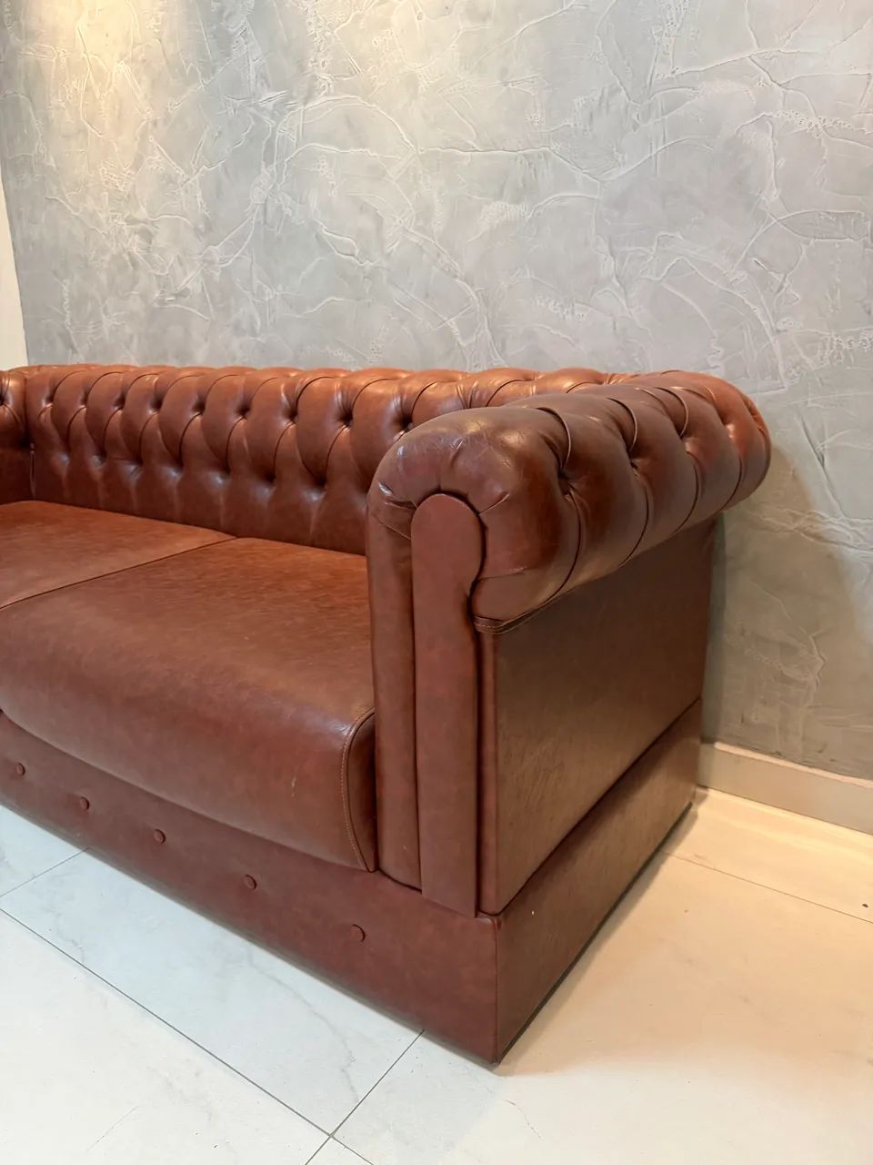 Sofá em couro marrom elegante 