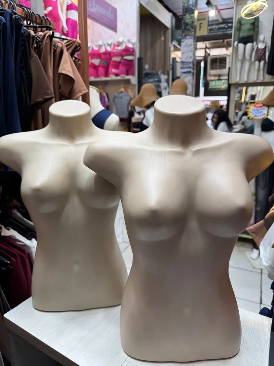 Busto feminino meio corpo  - Foto 2