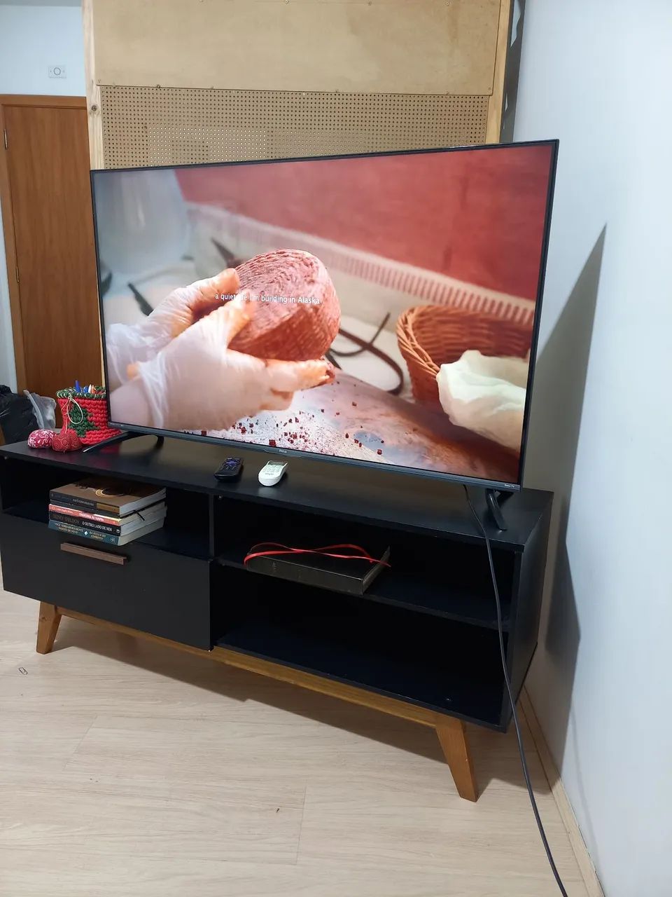 Televisão Philco 50 polegadas com rack cor preta <br>Smart TV da Philco tem sistema Roku TV - Foto 3