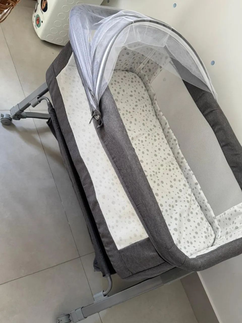 Vendo Berço Portátil Moises Co-bed Com Balanço Mosquiteiro e Cesto Cinza - Kababy - Foto 2