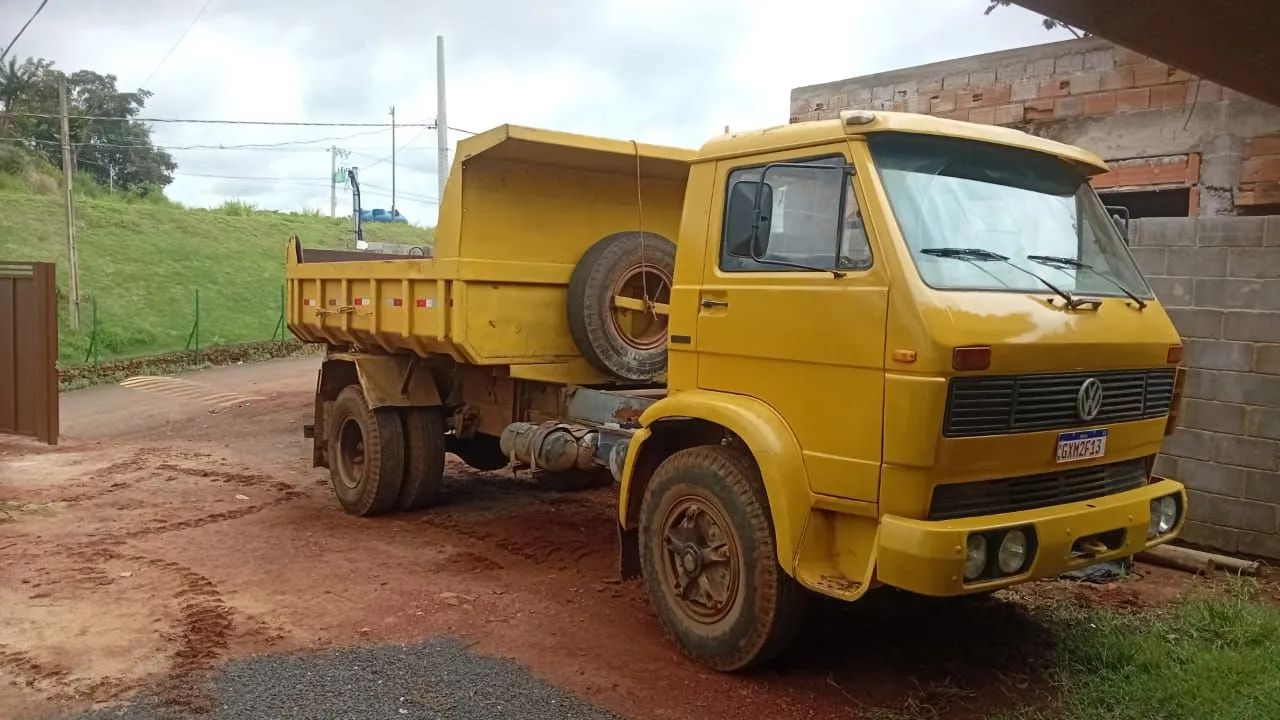 Caminhão caçamba 