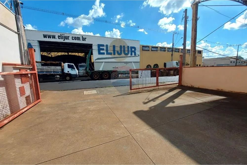 Imóvel comercial com 348 m² e estacionamento  a 5 minutos da SP-322 - Foto 2