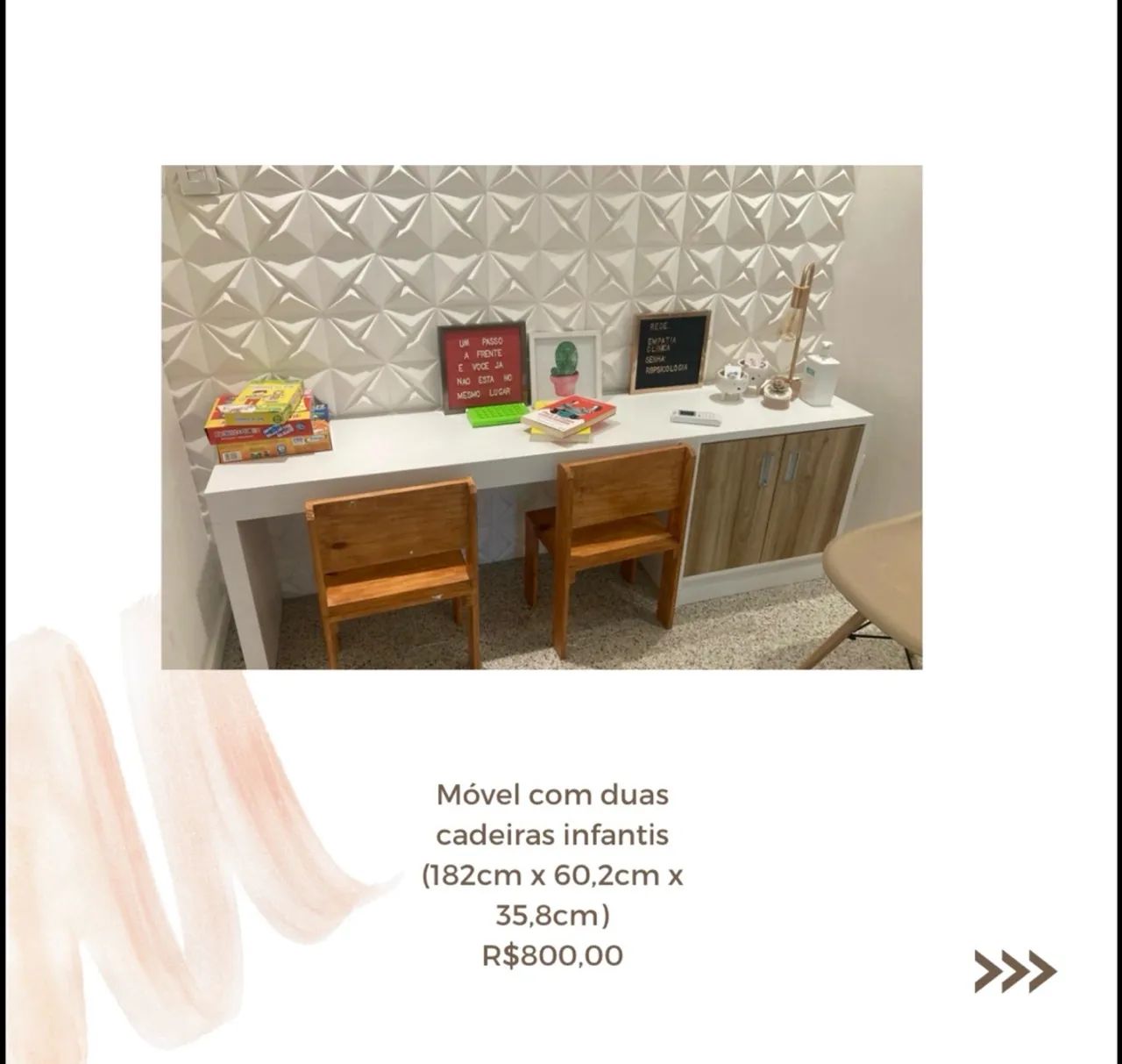 Móvel infantil com cadeiras de madeira 