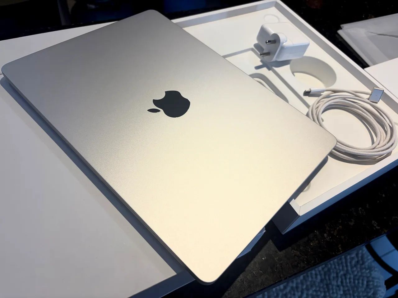 MacBook Air M3 ( 16 G i G A S)