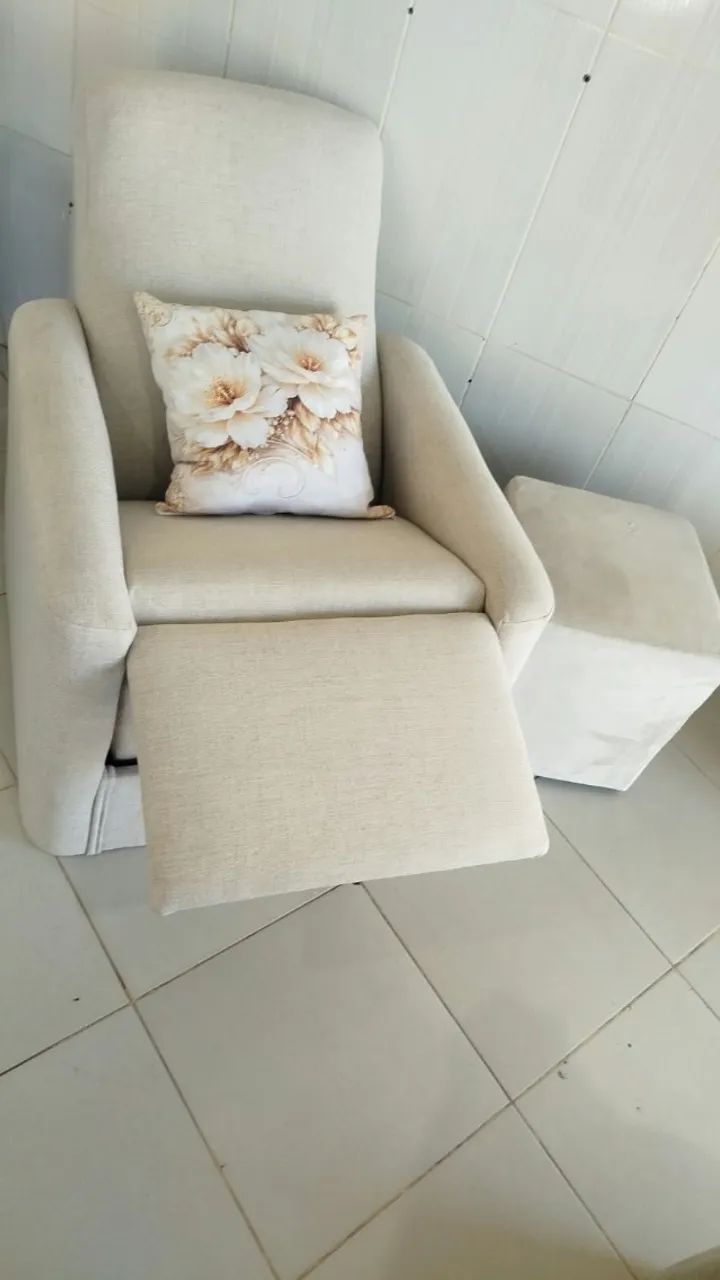 Poltrona com puff - Foto 2