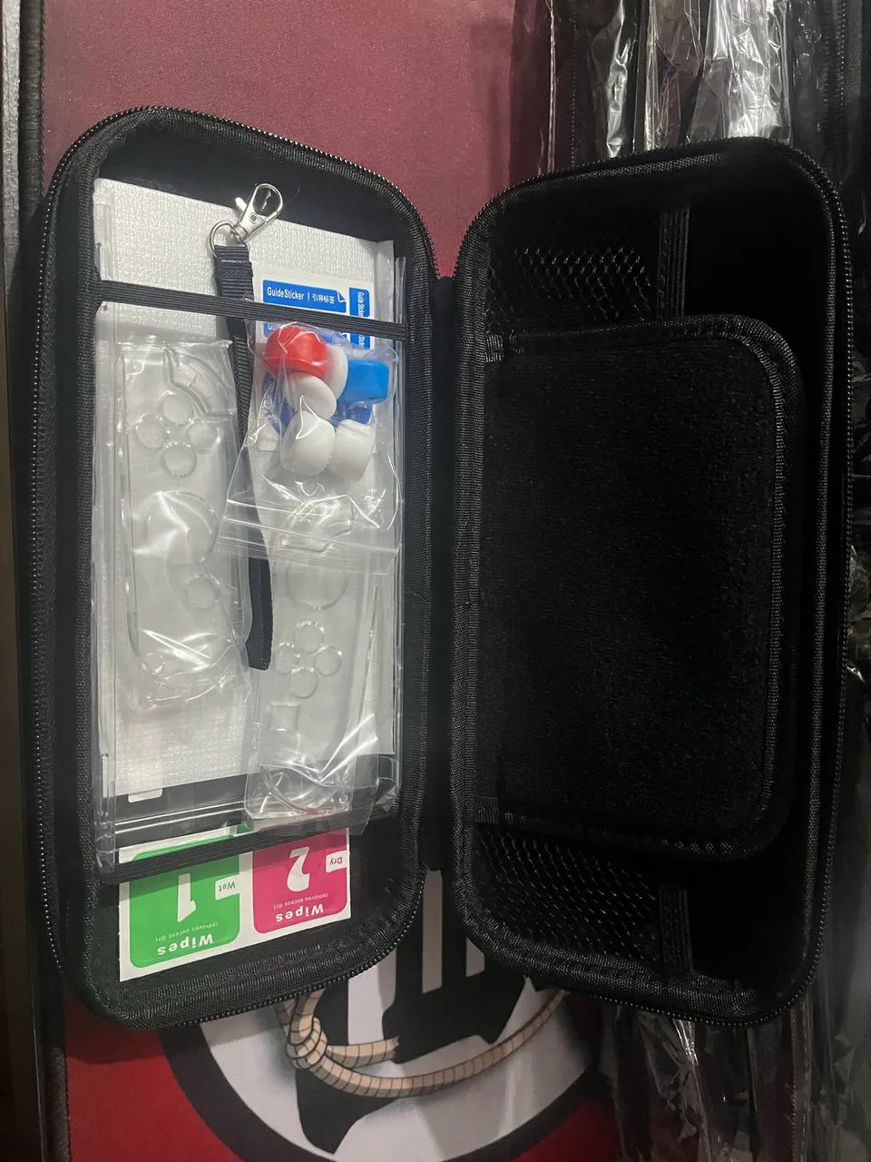 Kit de Proteção completa Nintendo Switch OLED - Case Rígida + Capas + Película + 6 Grips - Foto 5