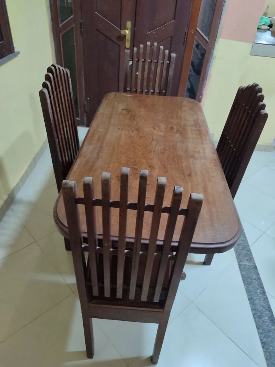 Mesa maciça com 4 cadeiras estilosas