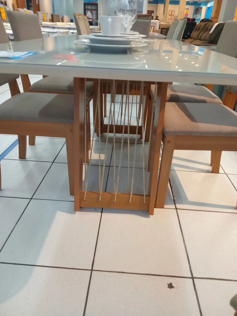 Mesa  de jantar  de vidro  com 6 cadeiras  nova .