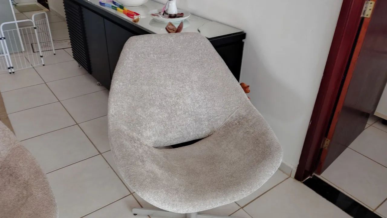 Duas Cadeiras Giratórias Cinza e um tapete cinza (3x2) - Foto 2