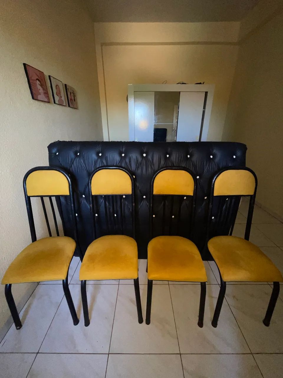 Mesa de jantar com 4 cadeiras 