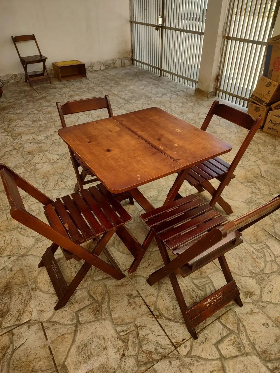4 jogo de mesa com 4 cadeiras cada - Foto 2