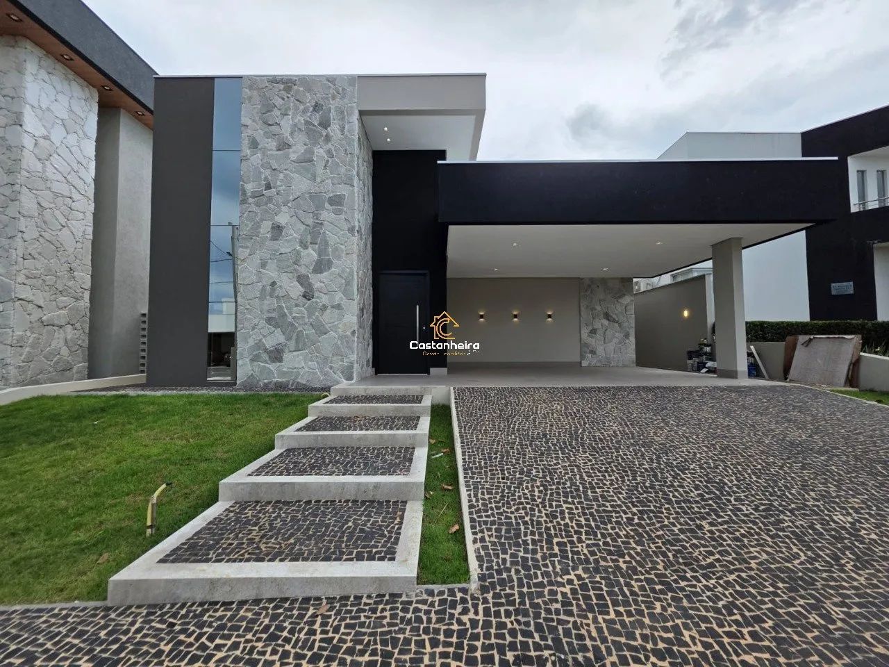 Casa Nova em Condomínio 04 Quartos - Plano Diretor Sul