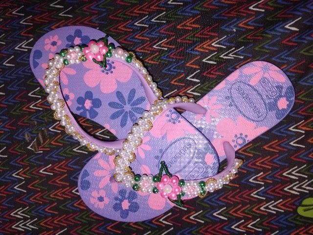 Sandália customizada com pérolas  - Foto 4