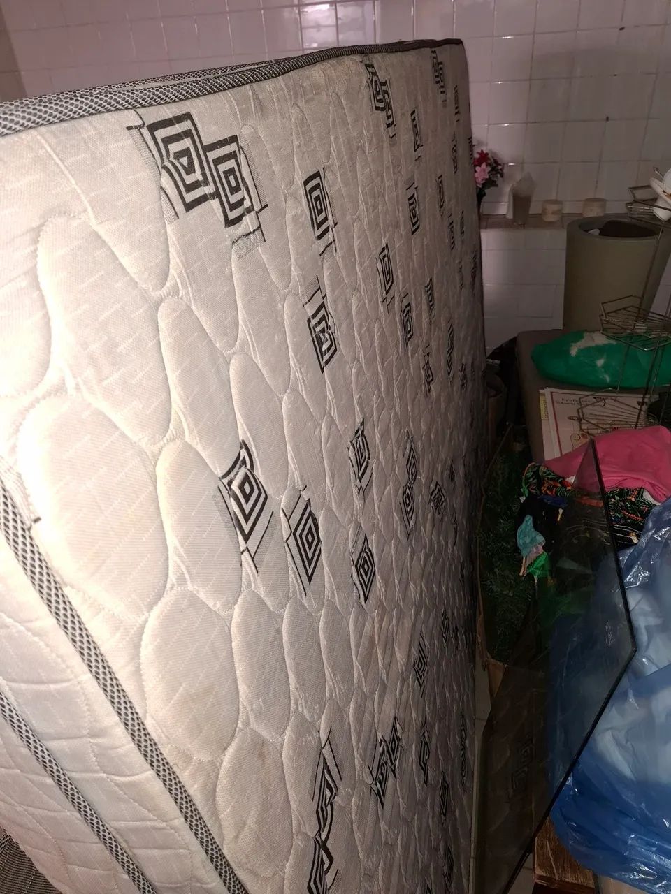 Vendo colchão casal e solteiro e cadeiras - Foto 3