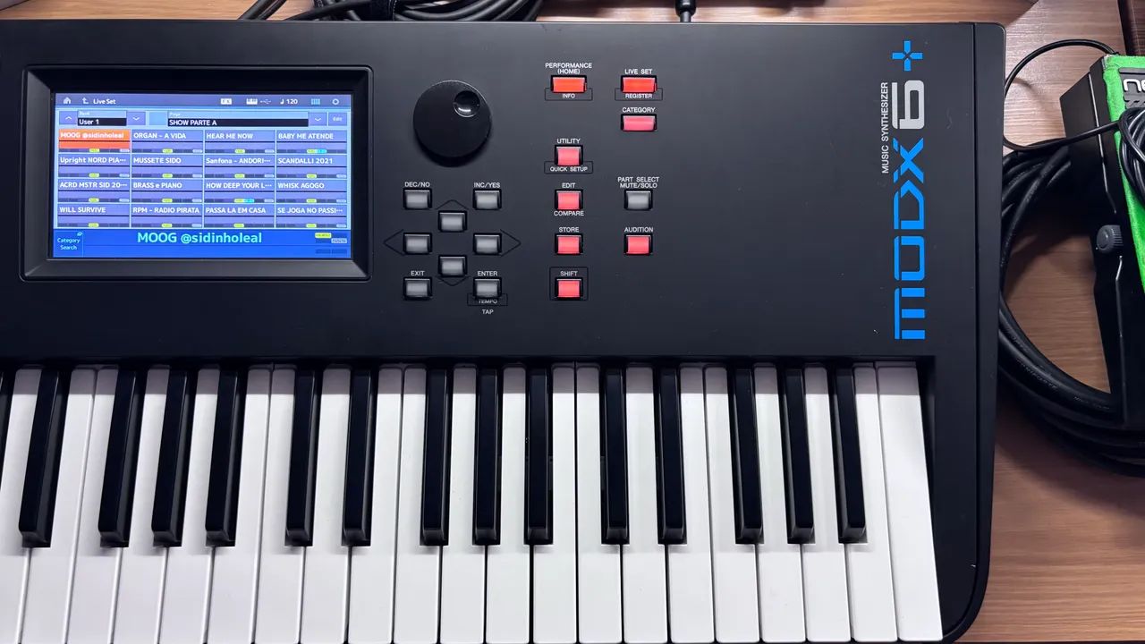 YAMAHA MODX6+ - Foto 3