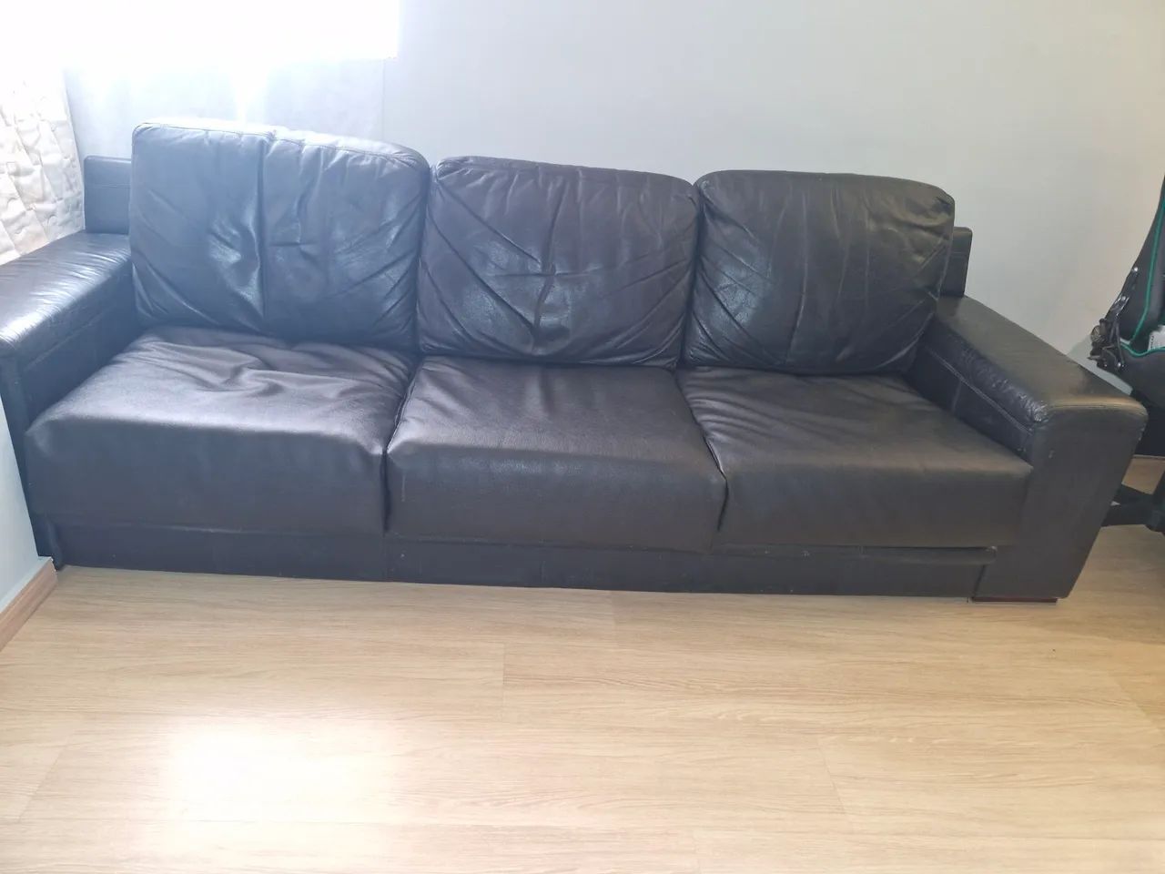 Sofá couro preto.65569089546754122