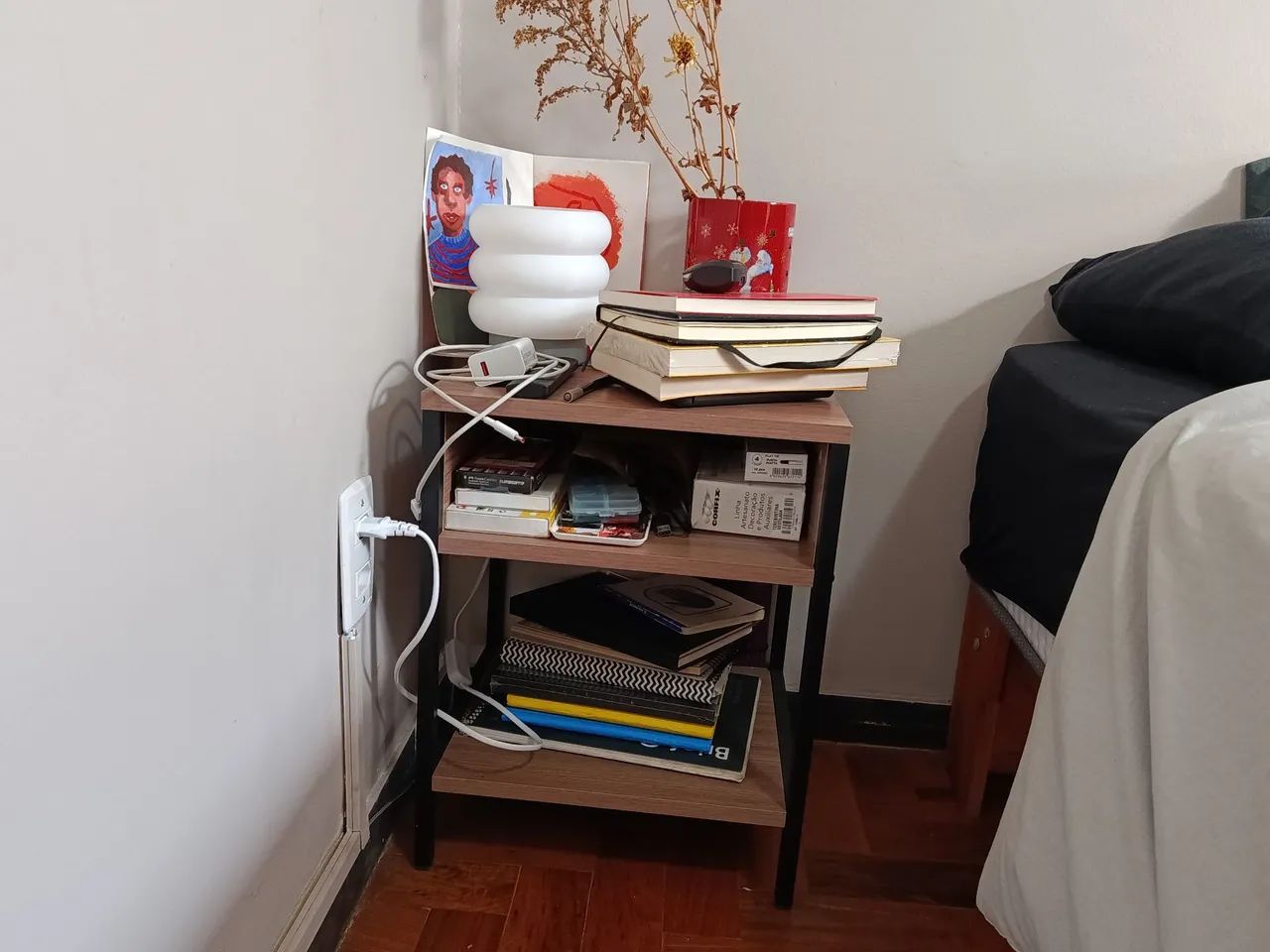Mesa de cabeceira com prateleiras estilo industrial - Foto 3