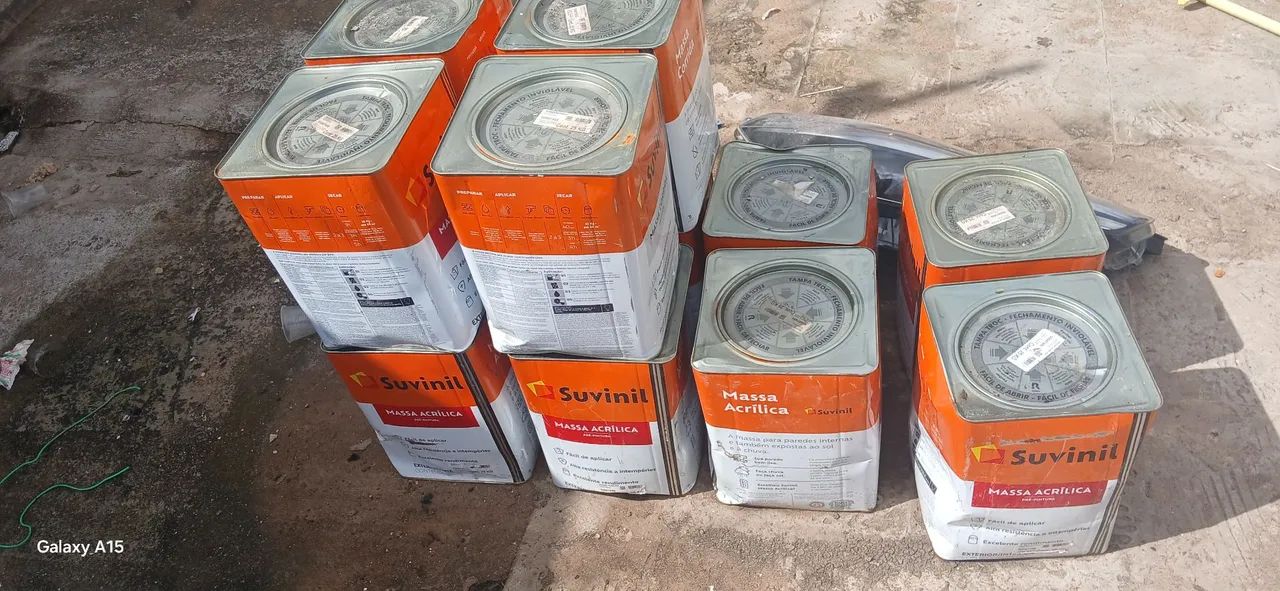 Selling high-quality Suvinil acrylic filler; R$120 per can. If you buy all of them, I'll reduce the price to R$100 each.