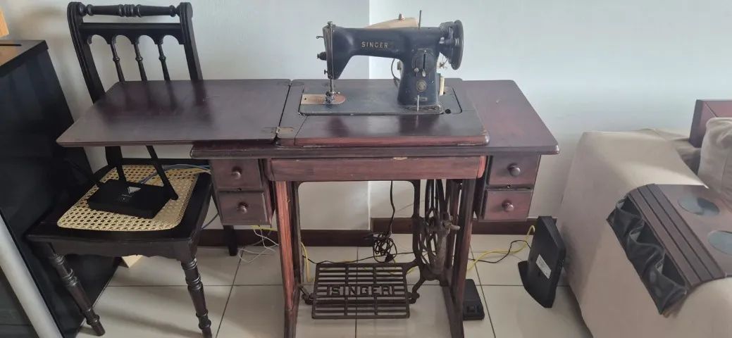 Maquina de Costura Singer de Mesa -Retrô- de pedal manual e  elétrico, em excelente estado