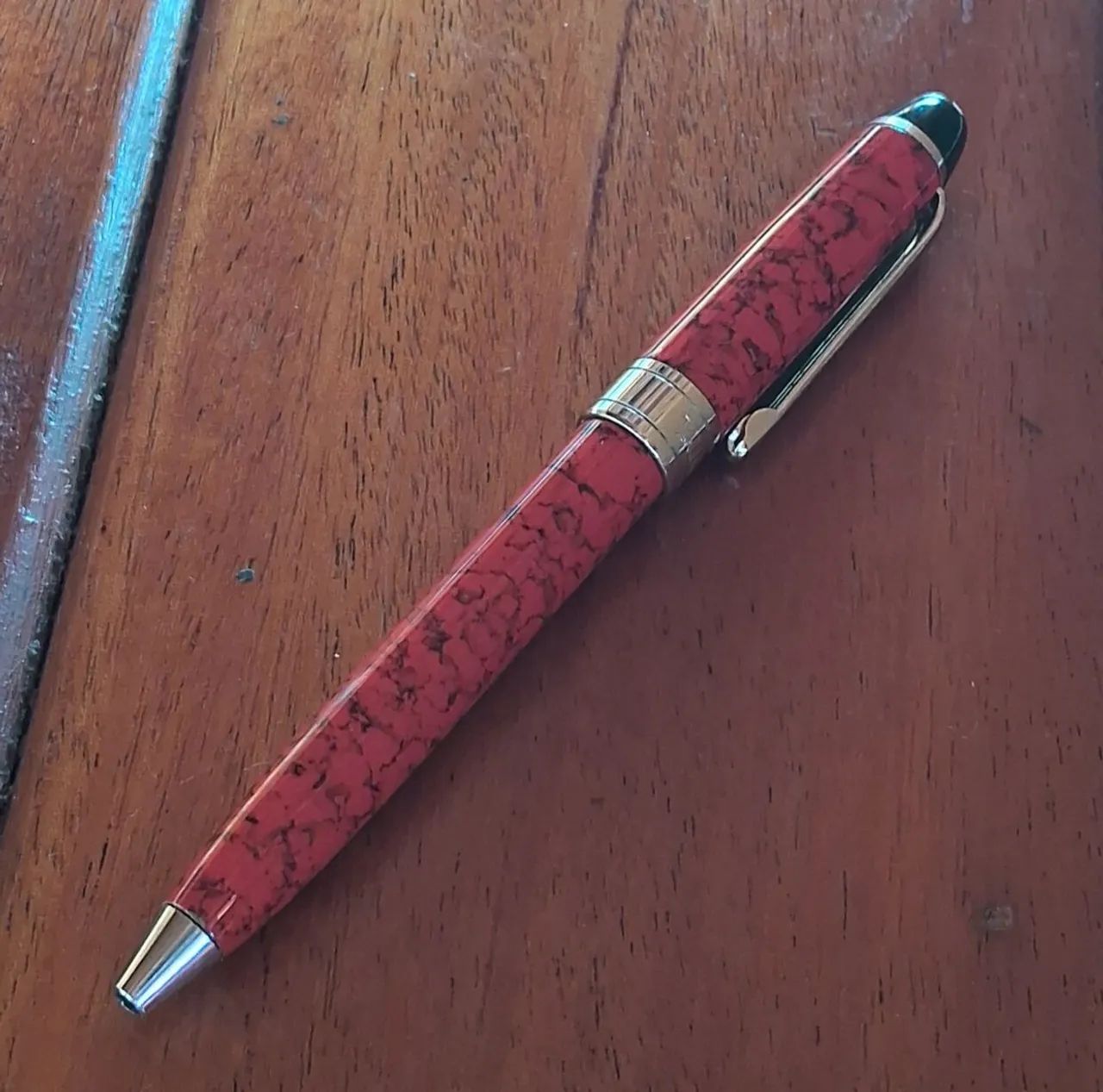 Caneta vermelha com 11cm.