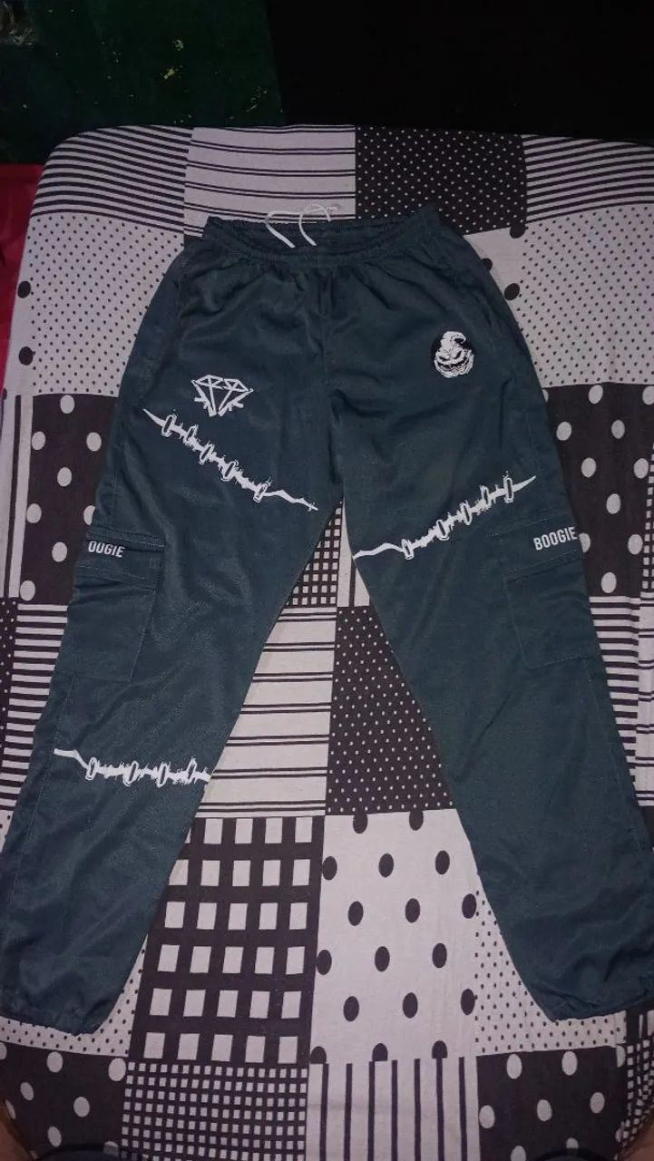 Calca cargo verde com desenhos 