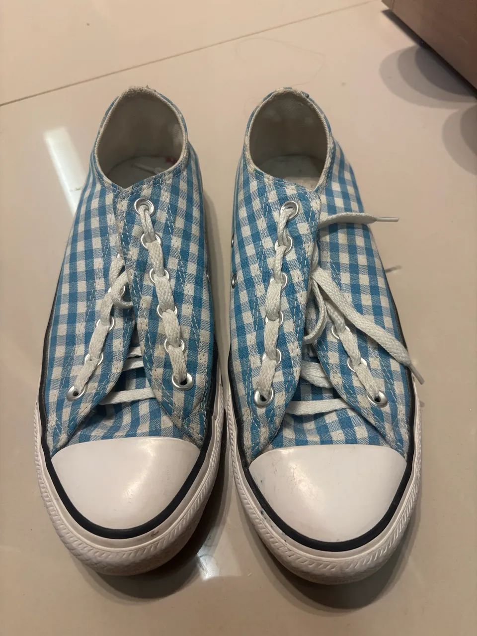     com estampa xadrez/gingham azul e branca. - Foto 3