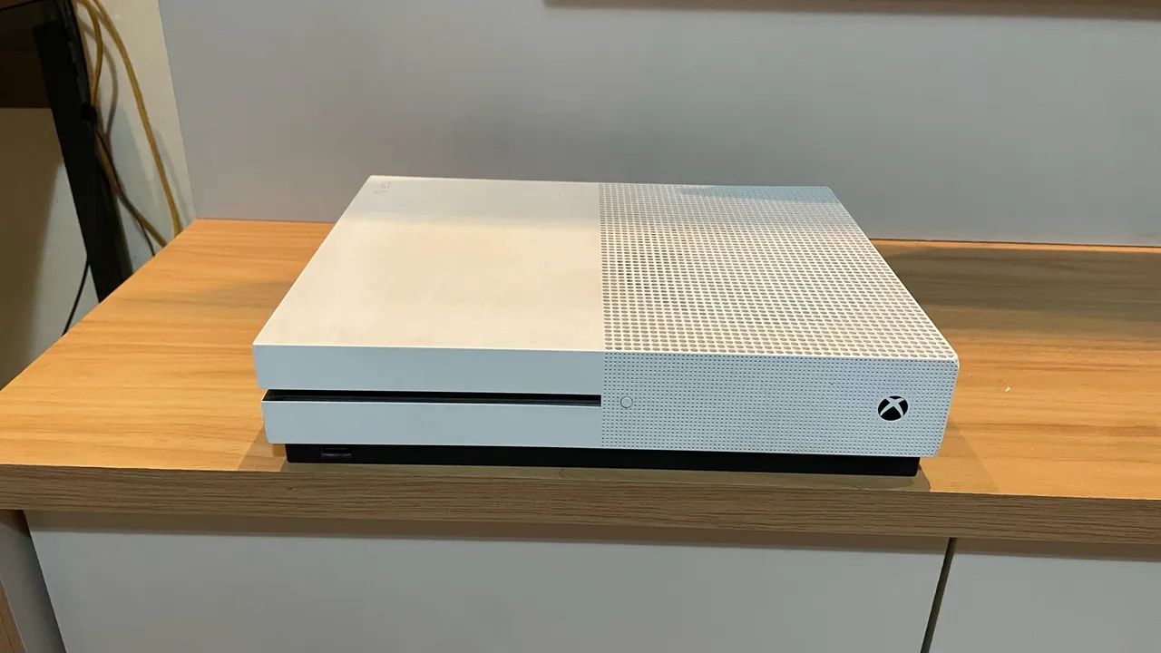 Xbox One S 1TB + 2 controles
