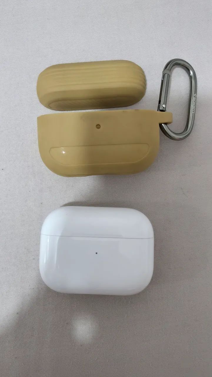 Apple AirPods Pro 2 com estojo MagSafe e capa Spigen