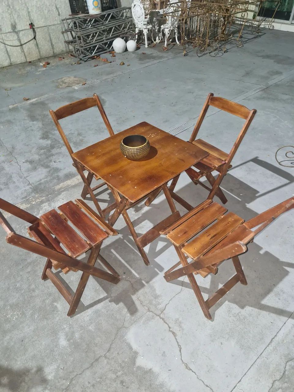 Vendo jogos de mesa e cadeira de madeira em ótimo estado 