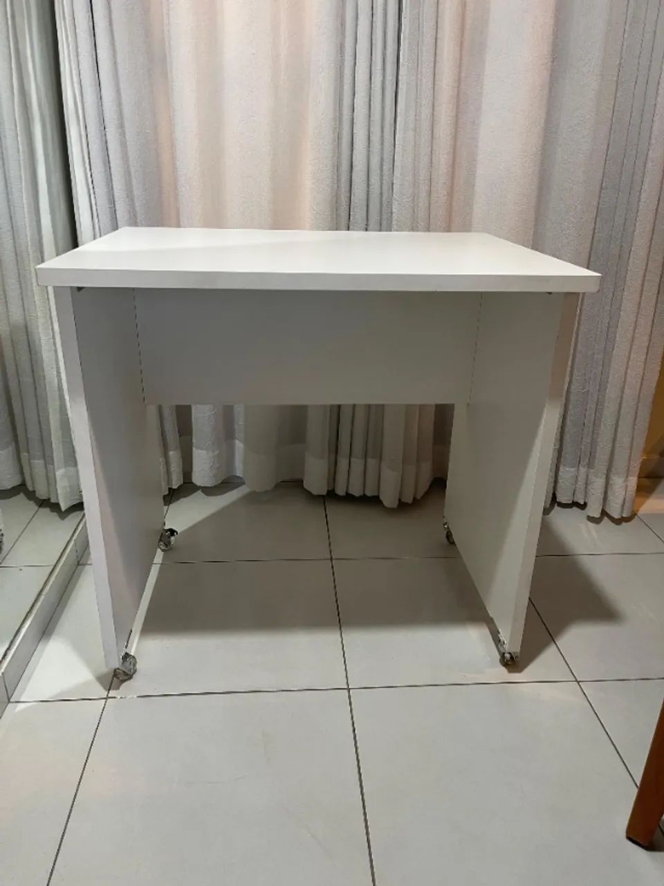 MESA DE ESCRITÓRIO REFORÇADA - 80 × 60 CM - Com Rodas - Foto 2