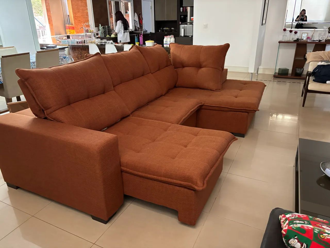Lindo sofá 3 lugares com chaise espuma d33 - Foto 2