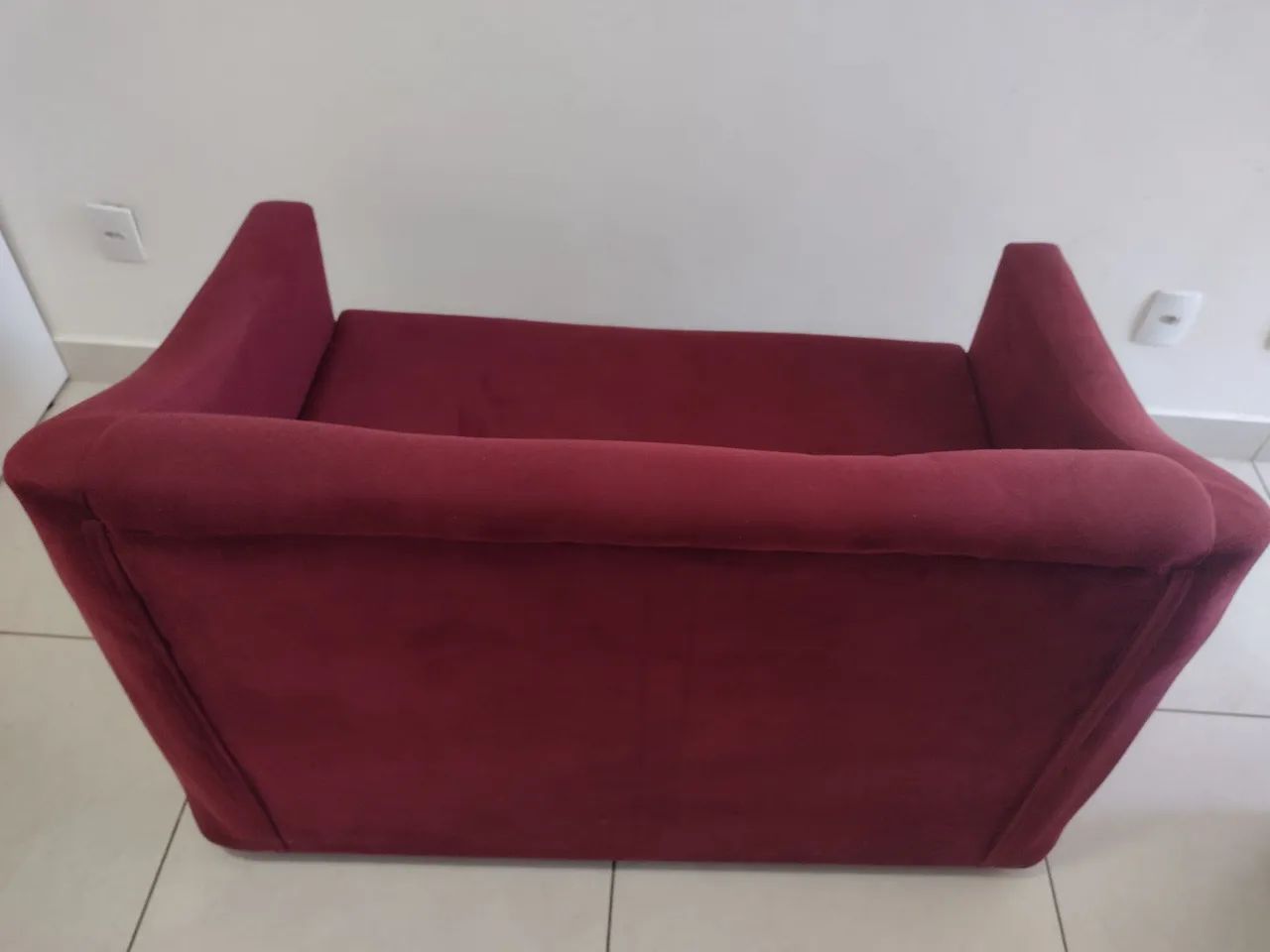 Sofá Namoradeira Compacto em Veludo Vermelho  - Foto 3