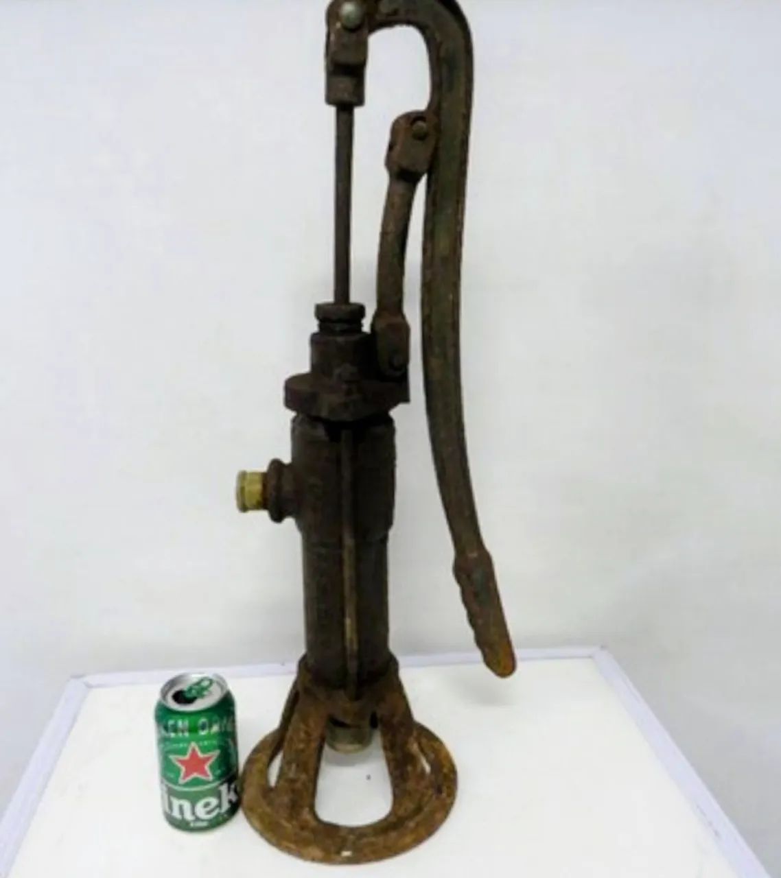 Bomba d'água antiga de ferro 